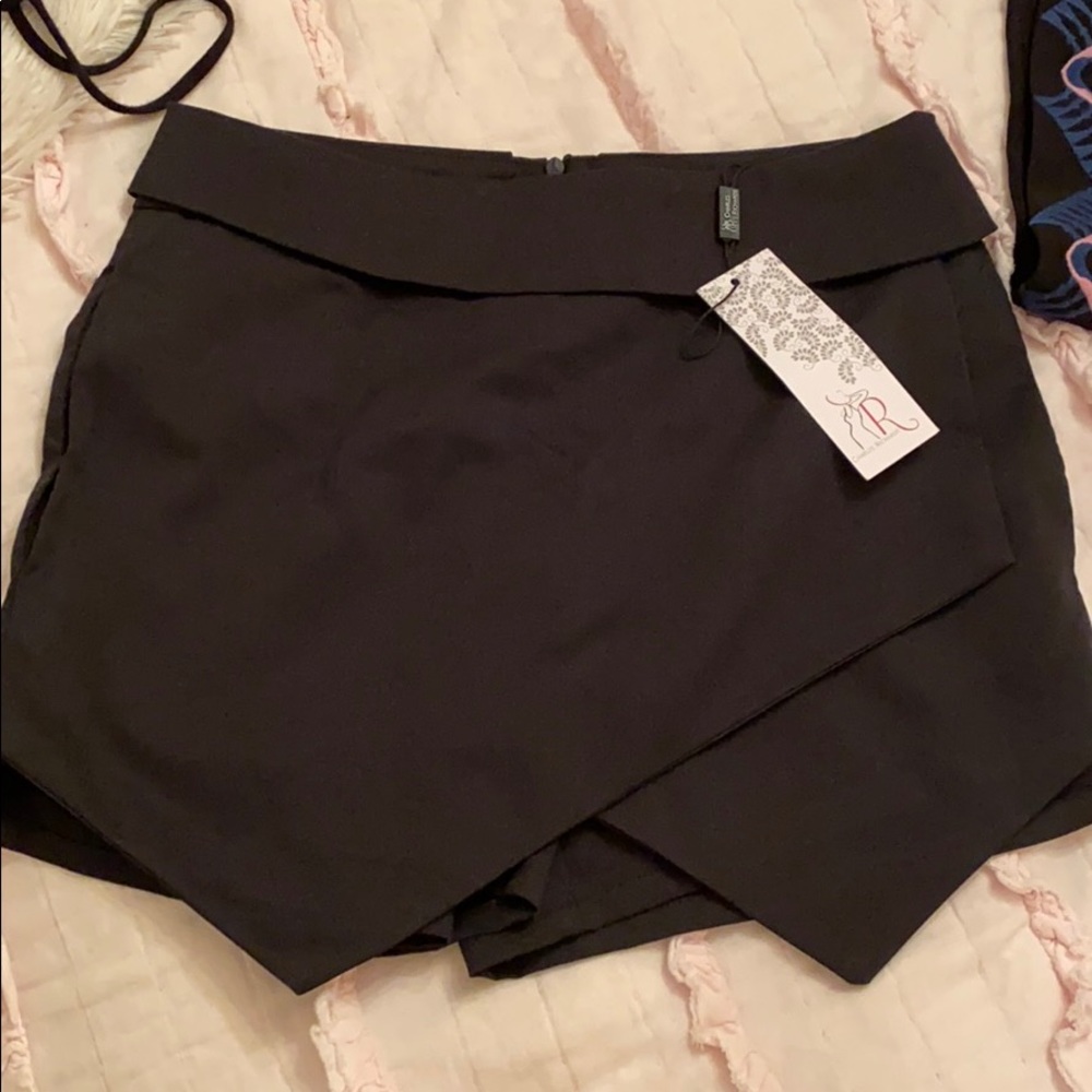 NWT BLACK ENVELOPE SKORT